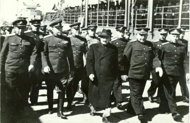 В августе 1945 до официальной капитуляции на Сахалин прибыл Микоян и Василевский..