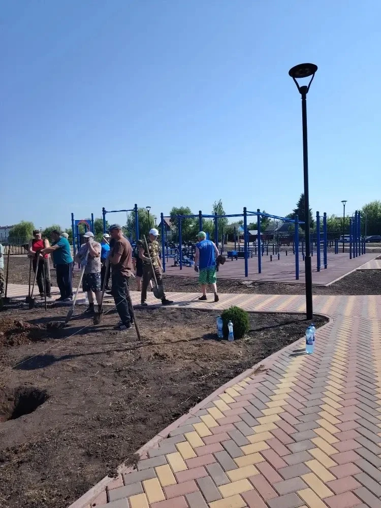 🌳Продолжаем  благоустраивать общественную территорию «Парк‑набережная». Сегодня подготовили места д