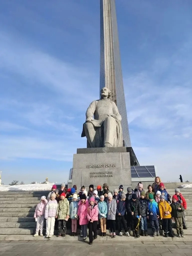 🚀 Первые шаги в космосе: экскурсия в Музей космонавтики  📅 17 марта ученики 1А и 1В классов отправил
