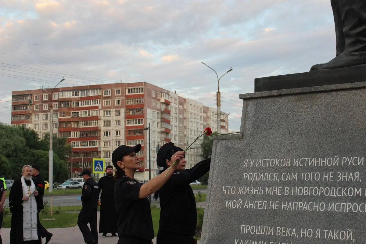 В Великом Новгороде полицейские и общественники склонили головы перед подвигом героев Великой Отечес