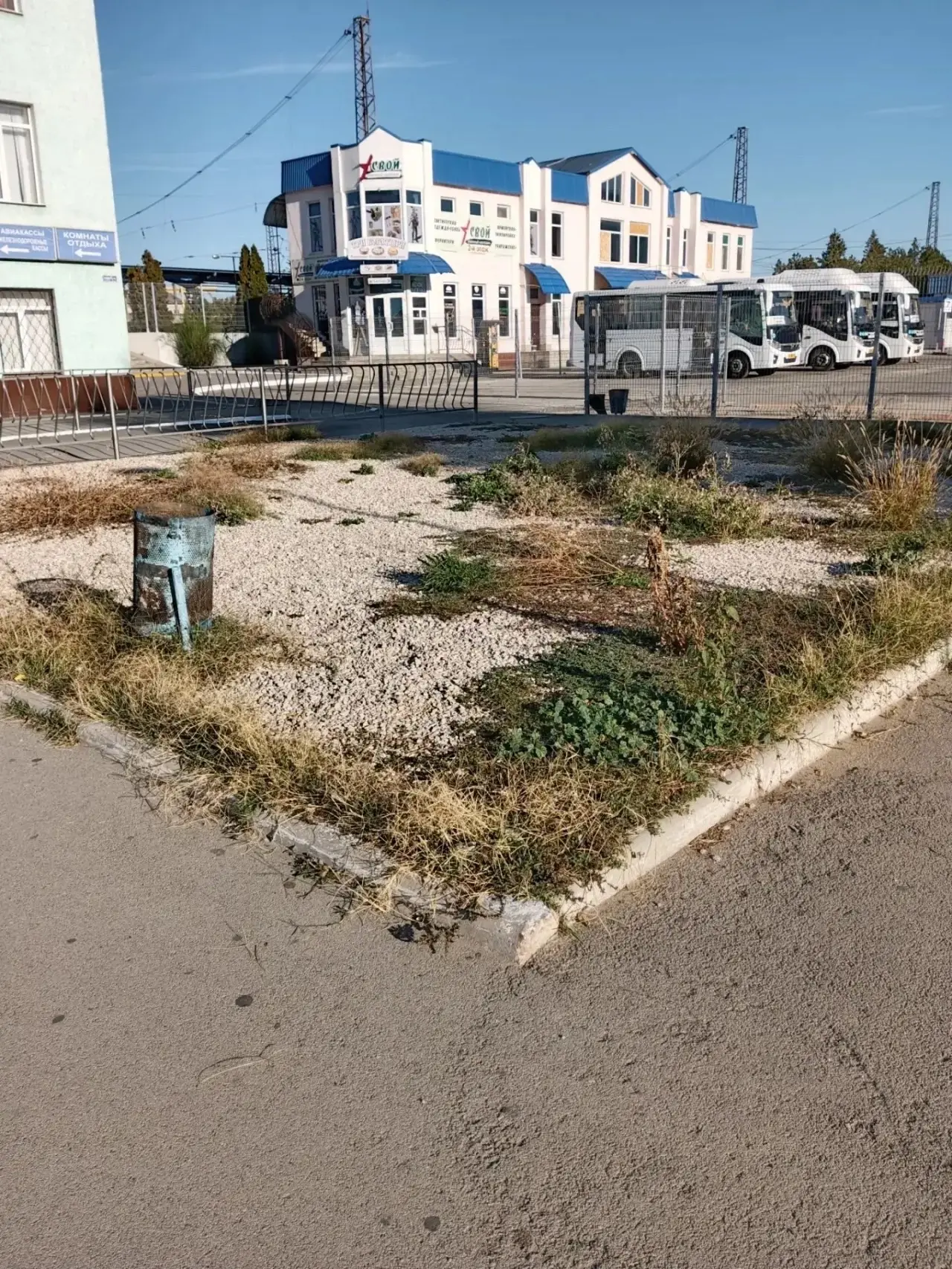 Выделили кучу денег налогоплательщиков, постелили пленку, насыпали "мраморный" щебень, ...