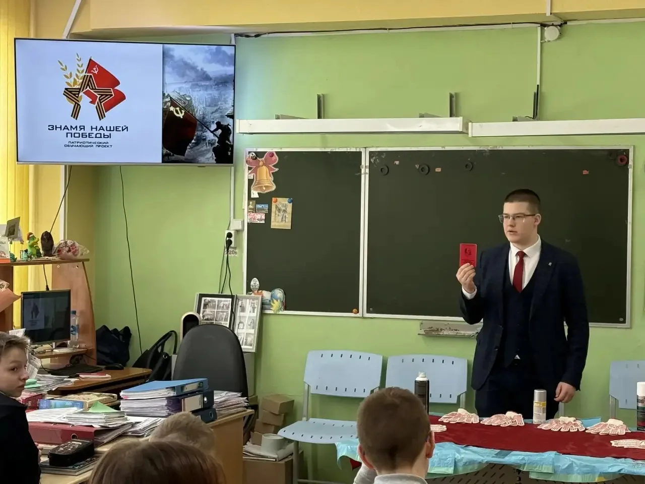 Живая история - «Знамя нашей Победы»  13 марта на уроках истории случилось особенное событие - в гос