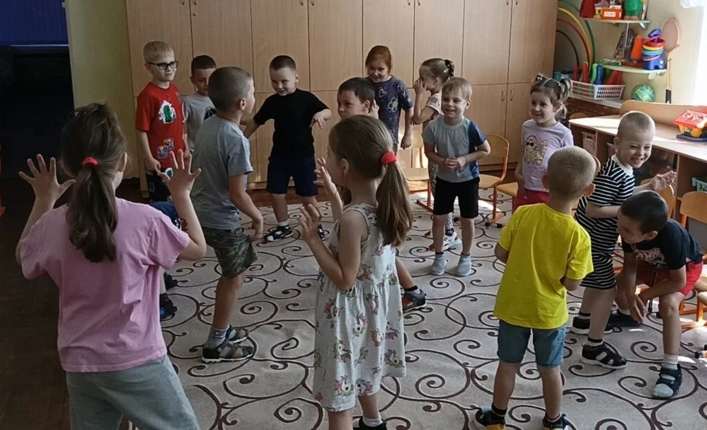 В детском садике с утра
Начинается игра!
Строим замок, мчим машинку,
Собираем мы картинку.
Вместе ве