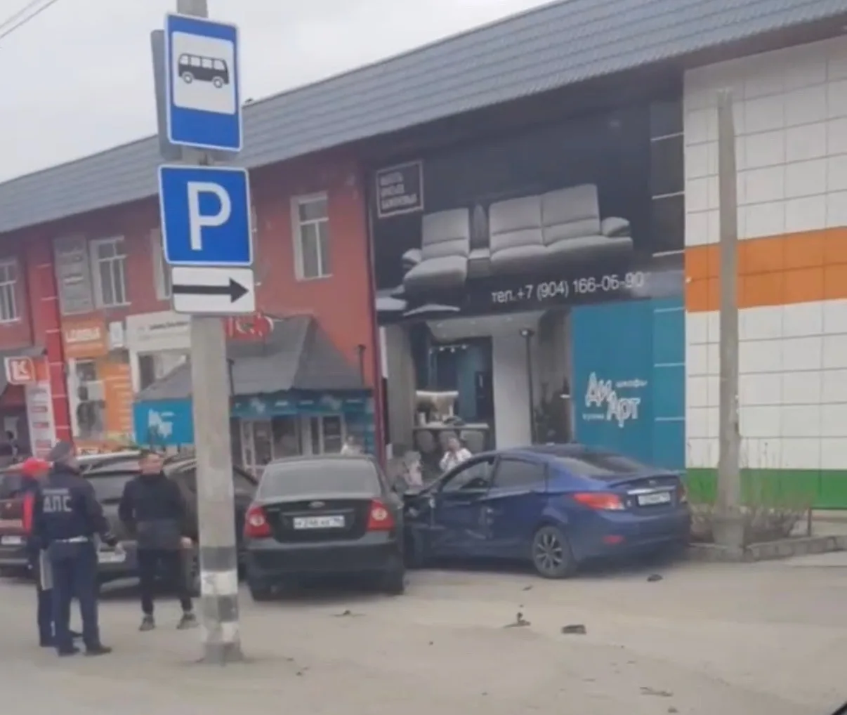 ⚠️Напротив ТЦ «Русь» в Серове произошло массовое ДТП  Сегодня в районе торгового центра «Русь» зафик