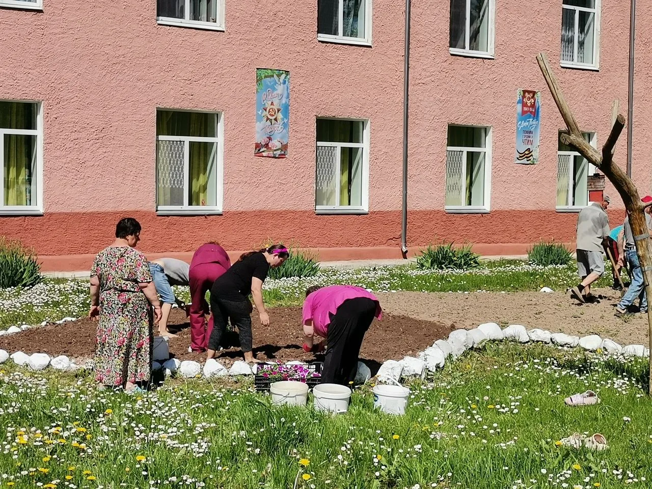 ✨Цветущий уголок: совместная работа ради красоты  🏡🌼🌱🌷Ежегодно территория Никольского психоневрологи