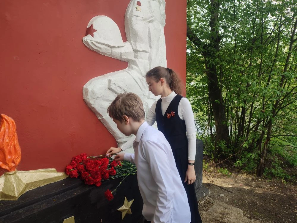 🕯️ Вахта Памяти в МАОУ СОШ №10: каждый день – шаг к бессмертию. 🕯️  Ребята из нашей школы доказывают