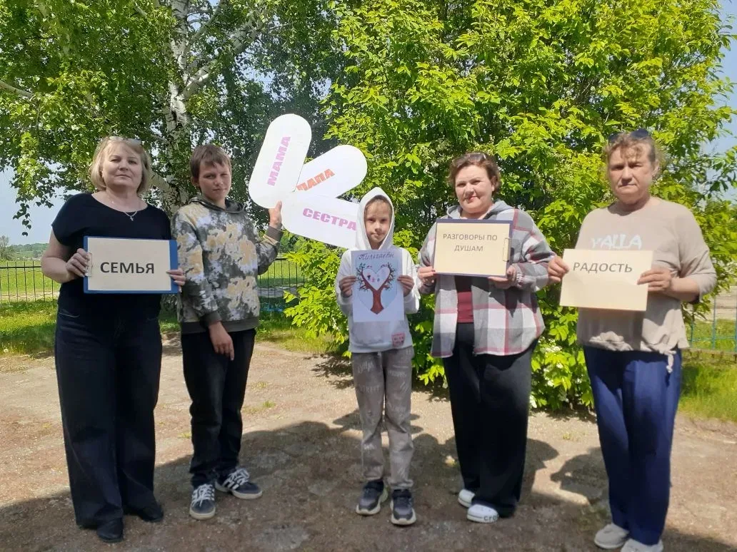 🕊Работники культуры и  библиотеки  с. Новые Пичуры провели флешмоб «Семья -это..».