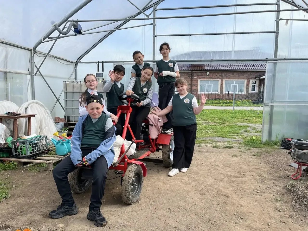 🌾 Огородные чудеса в Марковской школе! 🌾  Ученики 1‑го и 3‑го классов взялись за лопаты — и вуаля! ✨