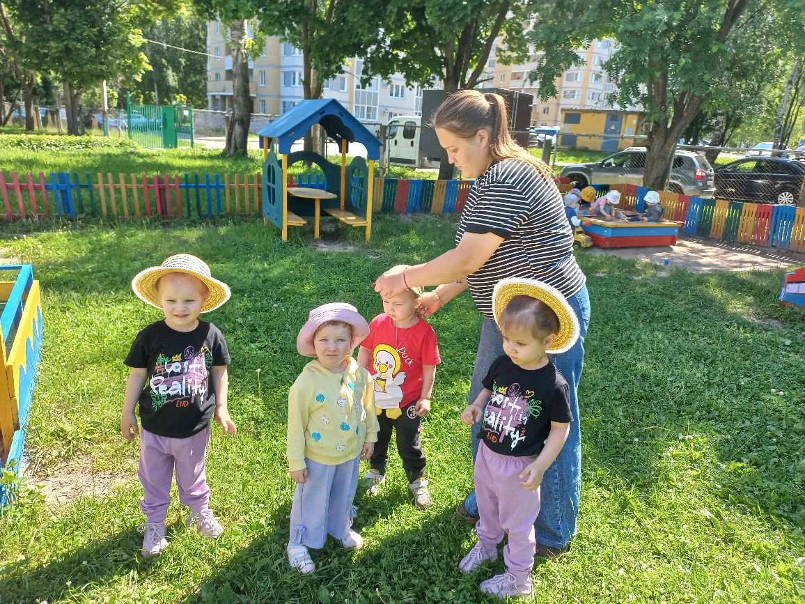 Лето дарит нам тепло и радость, но важно не забывать о здоровье детей. Солнечному удару подвержены к