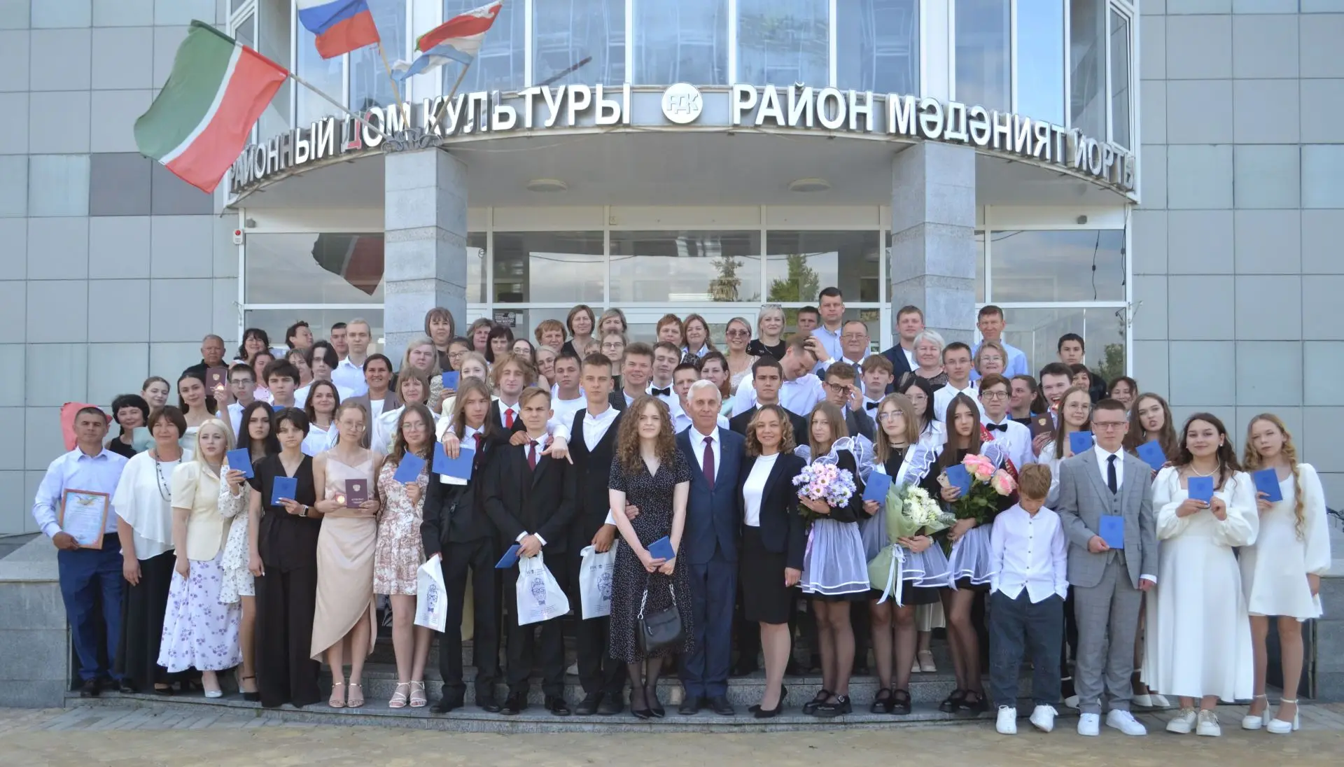 🎓 «Золотой» и «серебряный» триумф Кураловской школы: в РДК вручили аттестаты выпускникам-2026 Верхн
