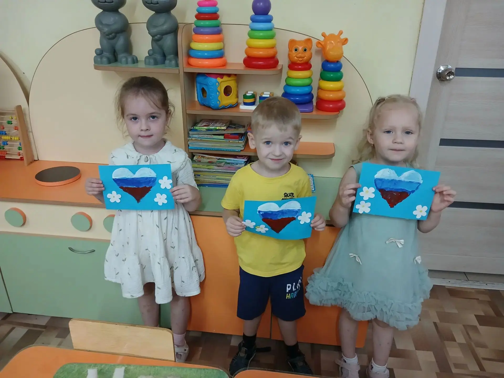 Триколор с большой любовью ✨ Средняя группа подготовила праздничные сердечки в цветах р...