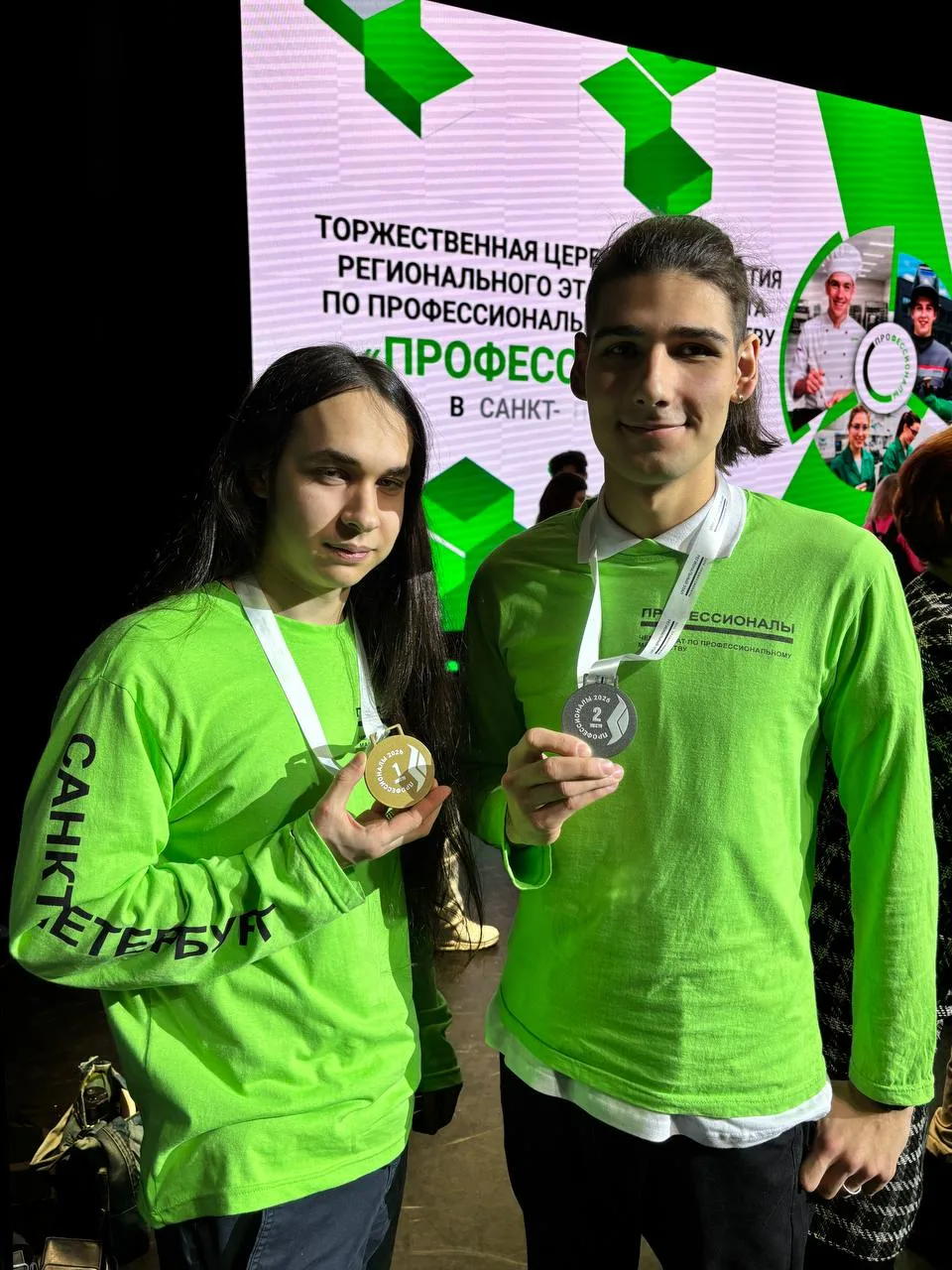 Поздравляем сразу трех медалистов и их наставников по компетенции "Ювелирное дело" и их наставников: