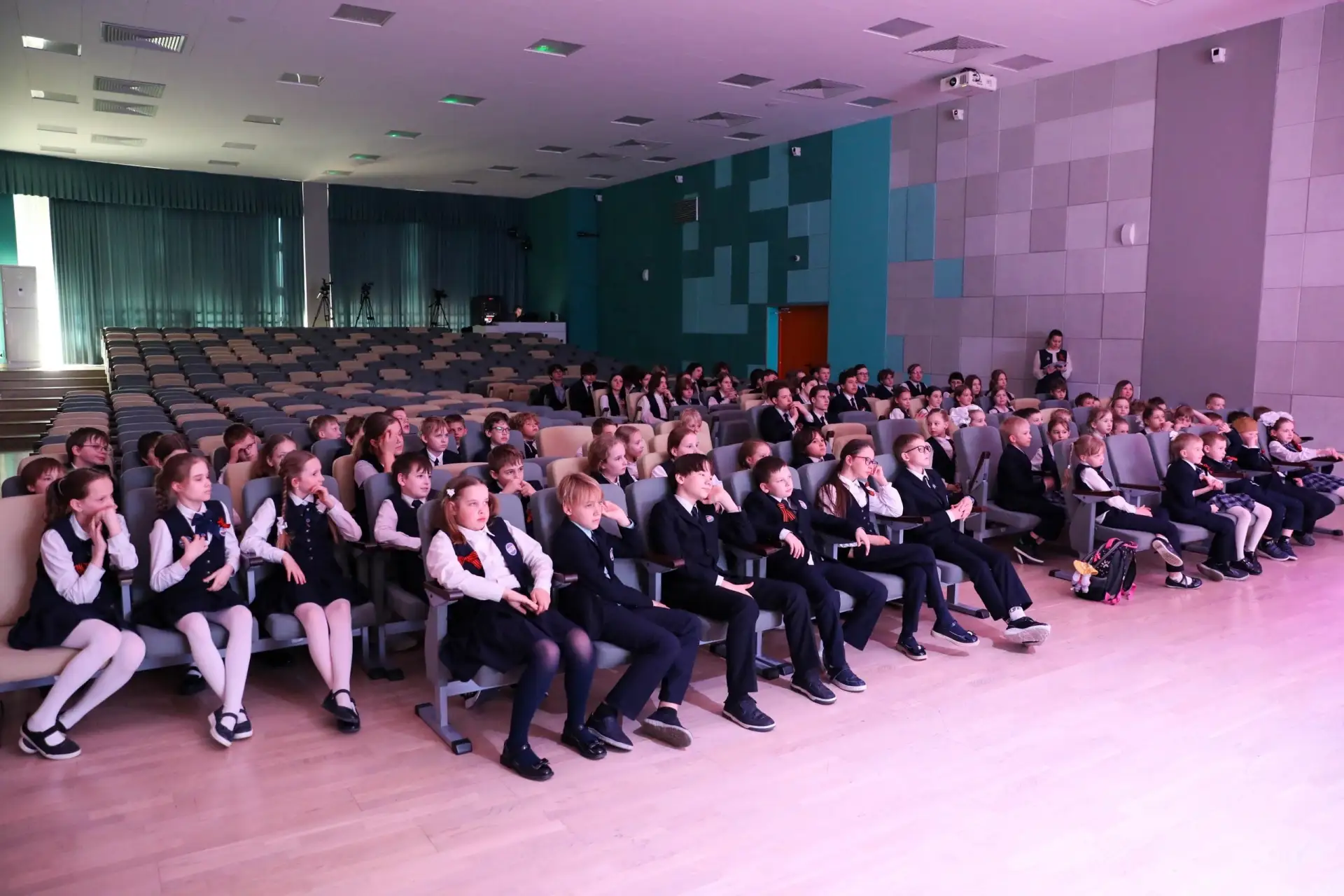📌  Альбом с фотографиями  «Нам дороги эти позабыть нельзя» — открытый микрофон в ИТШ №777 🎗️  Совсем