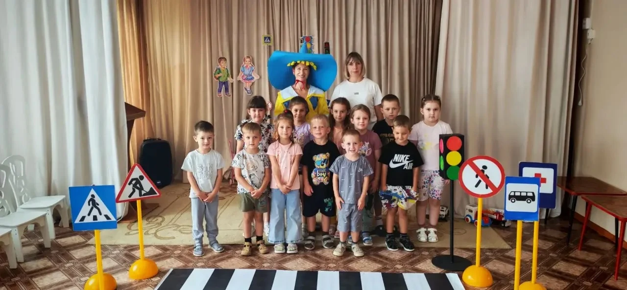 Сегодня в нашем детском саду прошло увлекательное мероприятие по ПДД " Всем ребятам над...