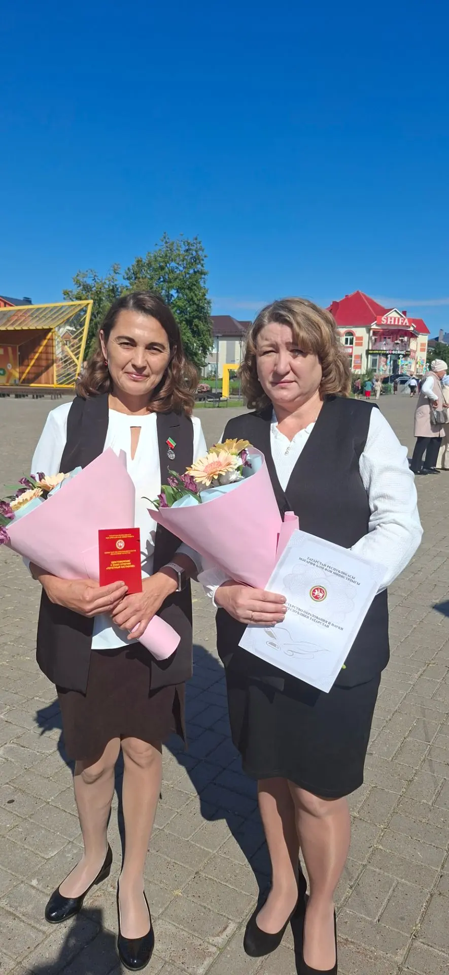 Поздравляем с заслуженной наградой учителей начальных классов Ермошкину Ю.А и Гайнуллин...
