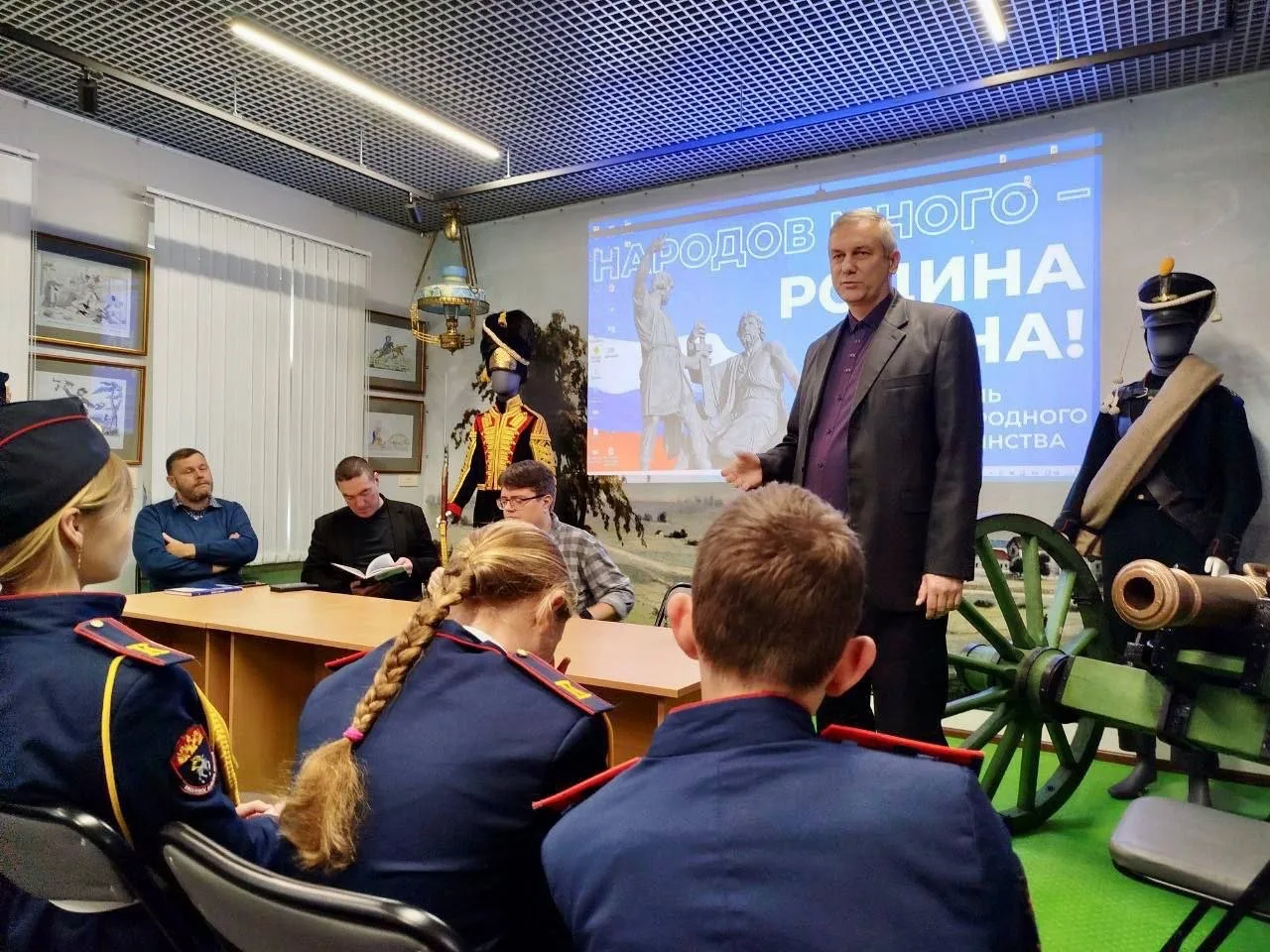 Сегодня поздравляем с профессиональным праздником всех, кто своим трудом приумножает и бережно сохра
