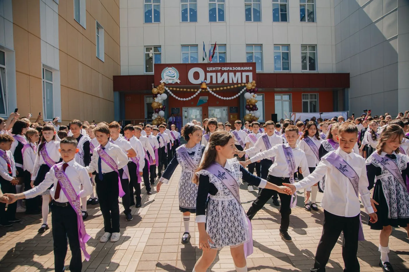 Вот и попрощались наши четвёртые классы с начальной школой.  Сегодня у них особенный рубеж — позади 