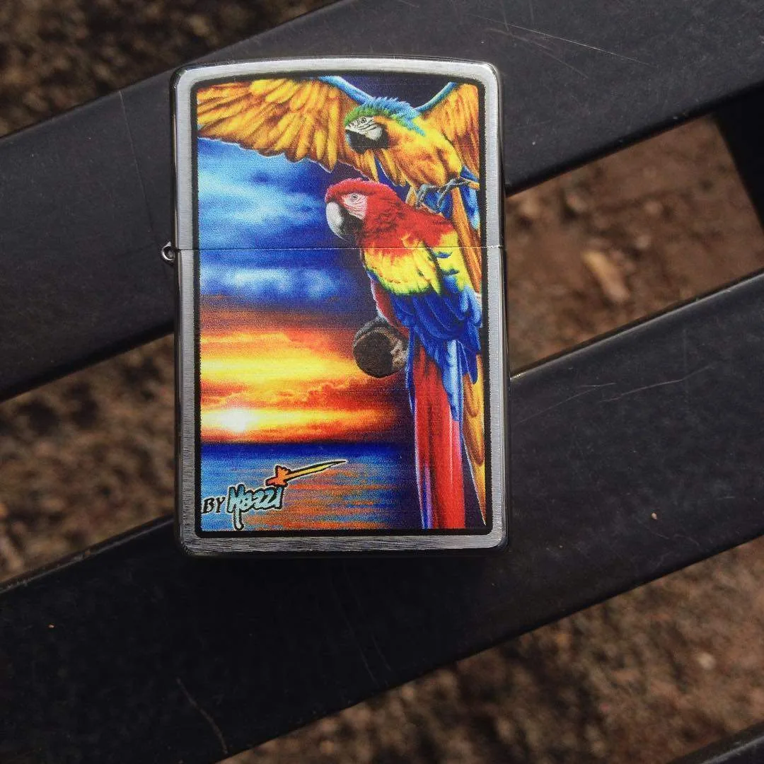 Zippo "Parrots"- серийная модель с дизайном от Клаудио Мацци.