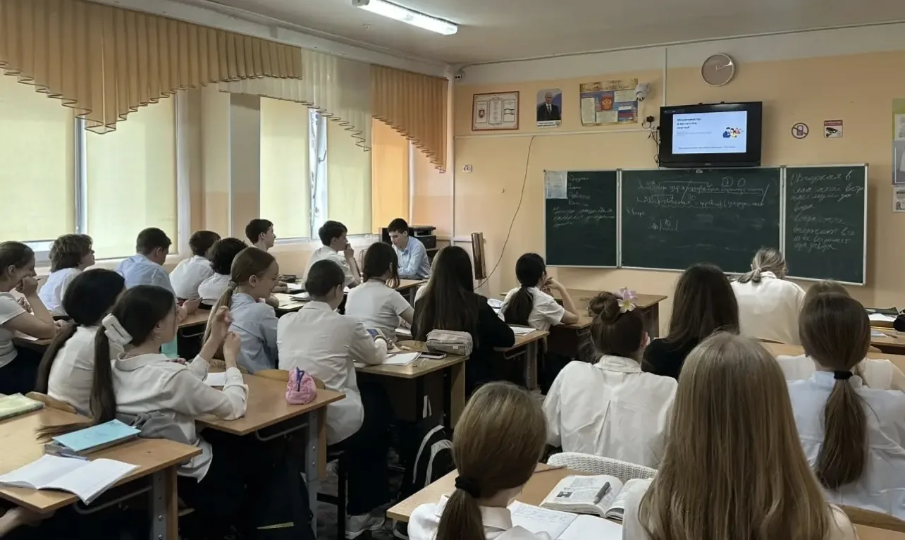 🔐 Для учащихся 8-9 классов прошли уроки безопасности «Мошенничество и как не стать жертвой».   🚨 Реб