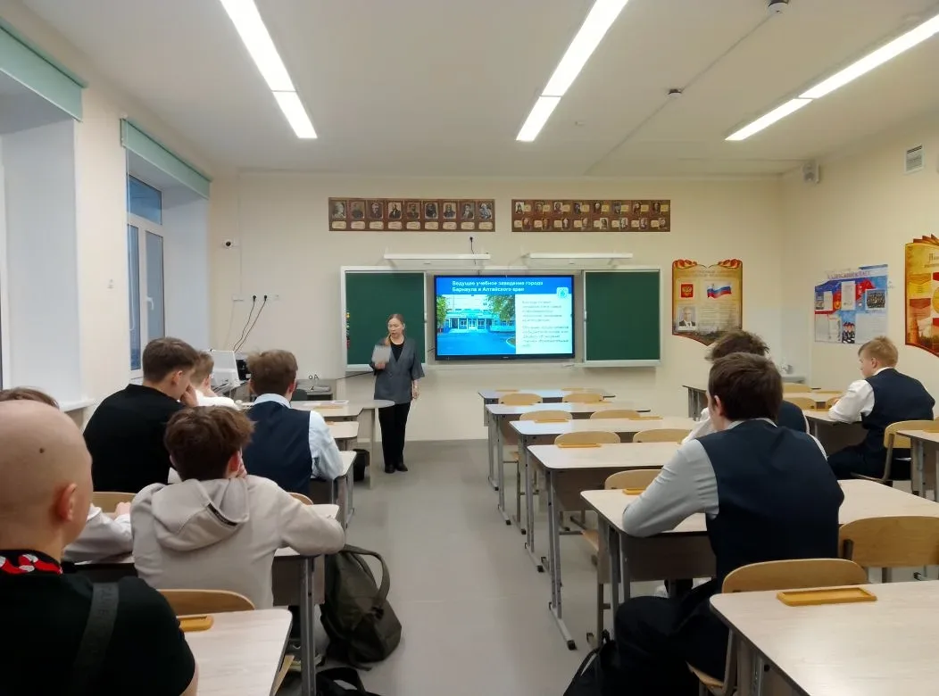 🔥 Преподаватели колледжа встретились с барнаульскими школьниками.  📌 Преподаватель предметно-циклово