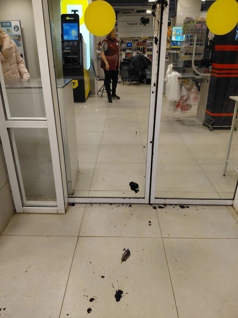 Детишки "развлекаются". В наше время такого не было. А кто убирать будет? Специально по глине ходят 