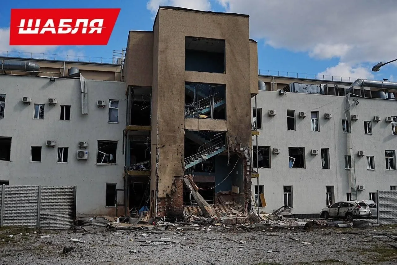 Студия телемарафона после прилета подарка от ВКС РФ. Одну и ту же раненую сфотографировали три раза 