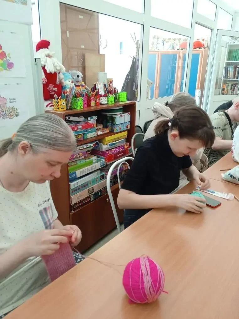 Жители дома социального обслуживания  с большим удовольствием посещают кружок "Вязание"...