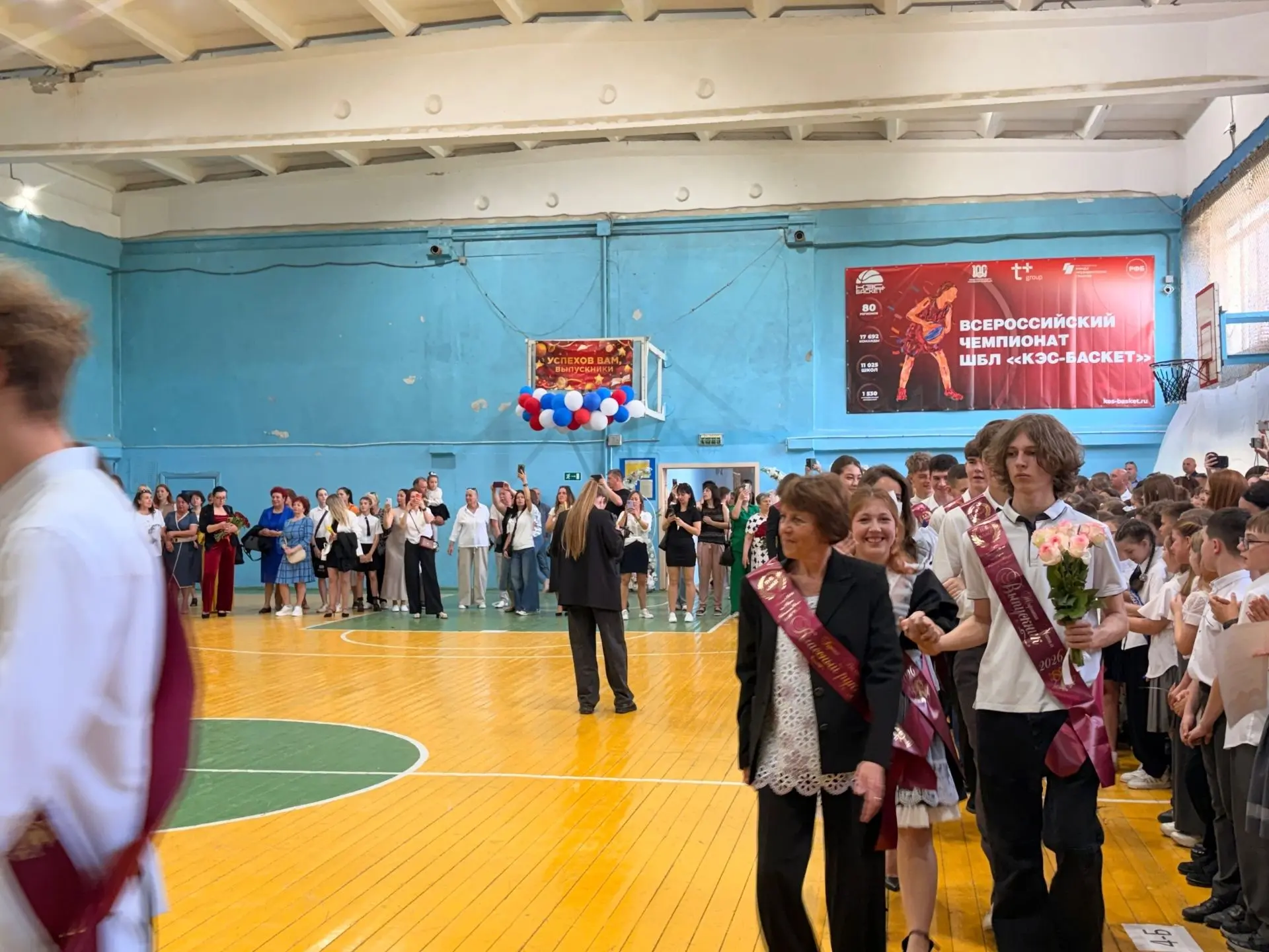 🎀 "ПОСЛЕДНИЙ ЗВОНОК"💐  Дорогие наши выпускники… Кажется, совсем недавно вы робко шли за руку с родит