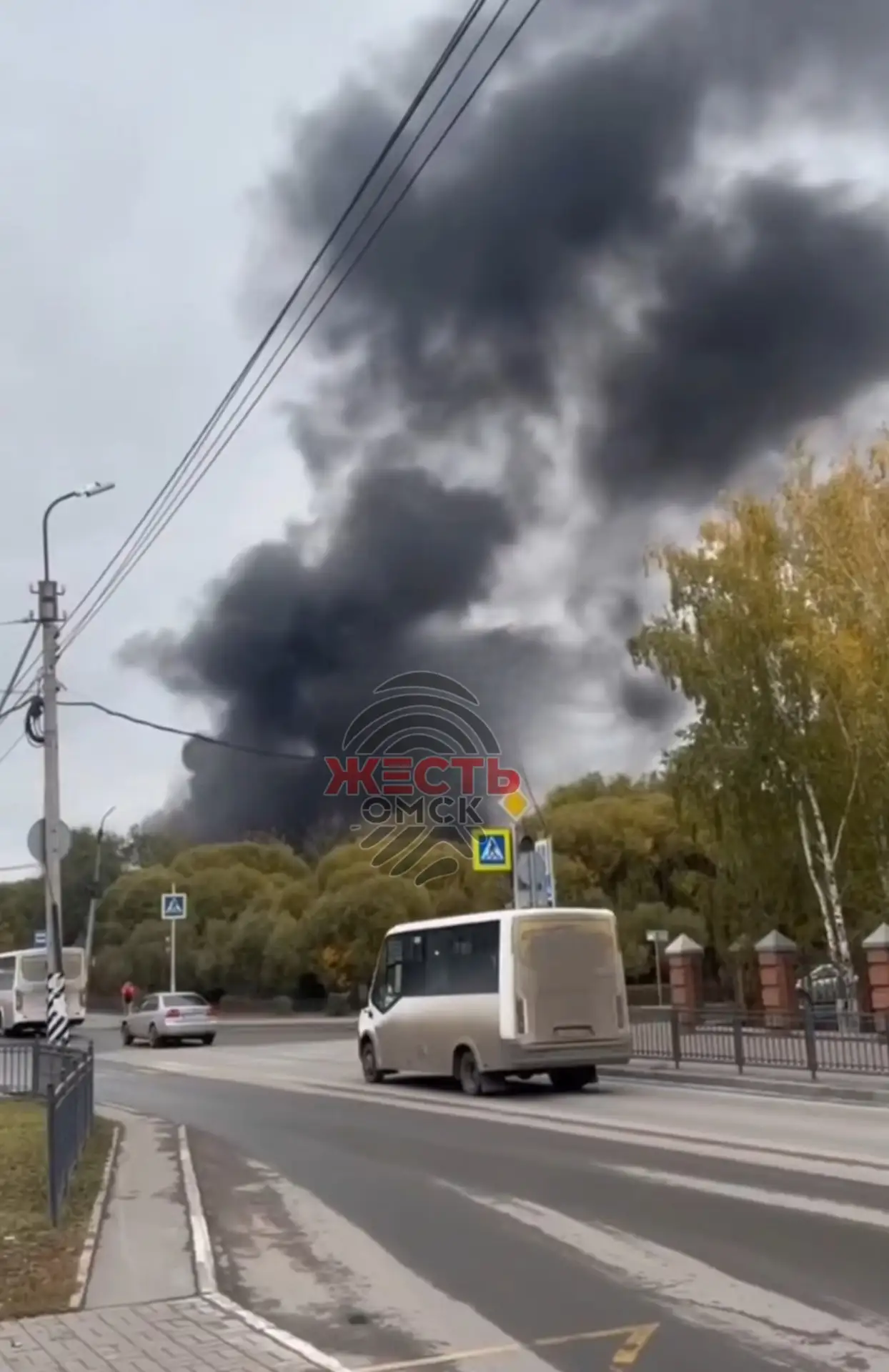 🔥На улице Труда в Омске произошёл крупный пожар — очевидцы заметили огромный чёрный ст...