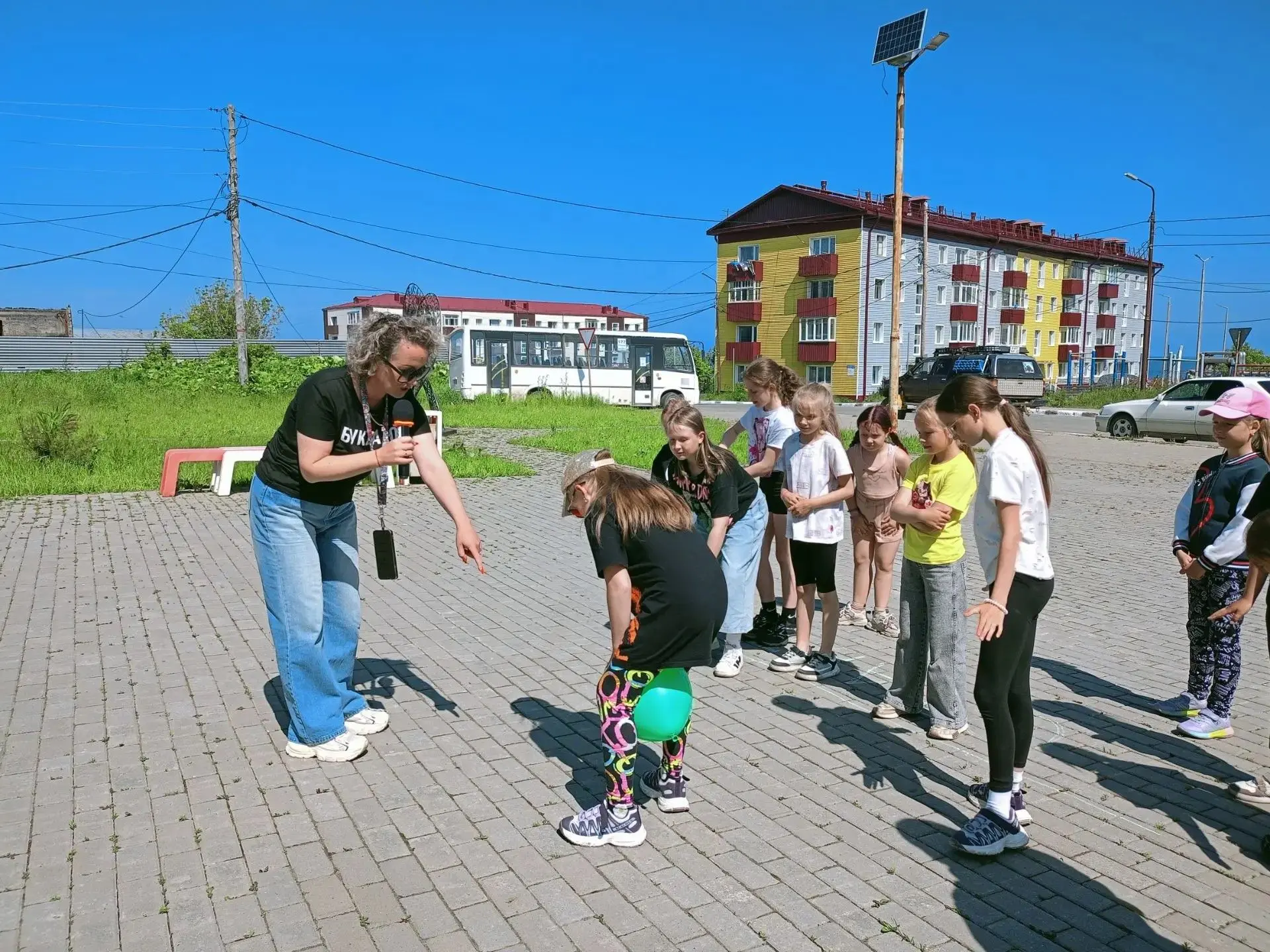 Сегодня был весёлый и насыщенный день. Девочки готовились к конкурсу танцев, поиграли в...