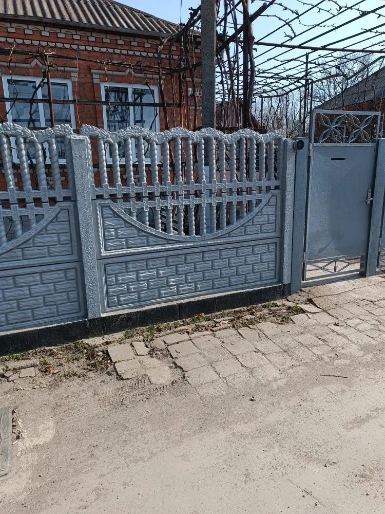 Продам дом в г. Новоазовск. 83кв.м. , 5 жилых комнат, кухня, ванная, веранда , все коммуникации в до