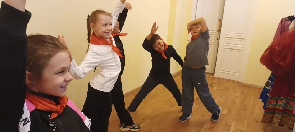 3б класс вместе с классным руководителем Кулик О. С. 31марта побывали во Дворце культуры им. Ю. А. Г