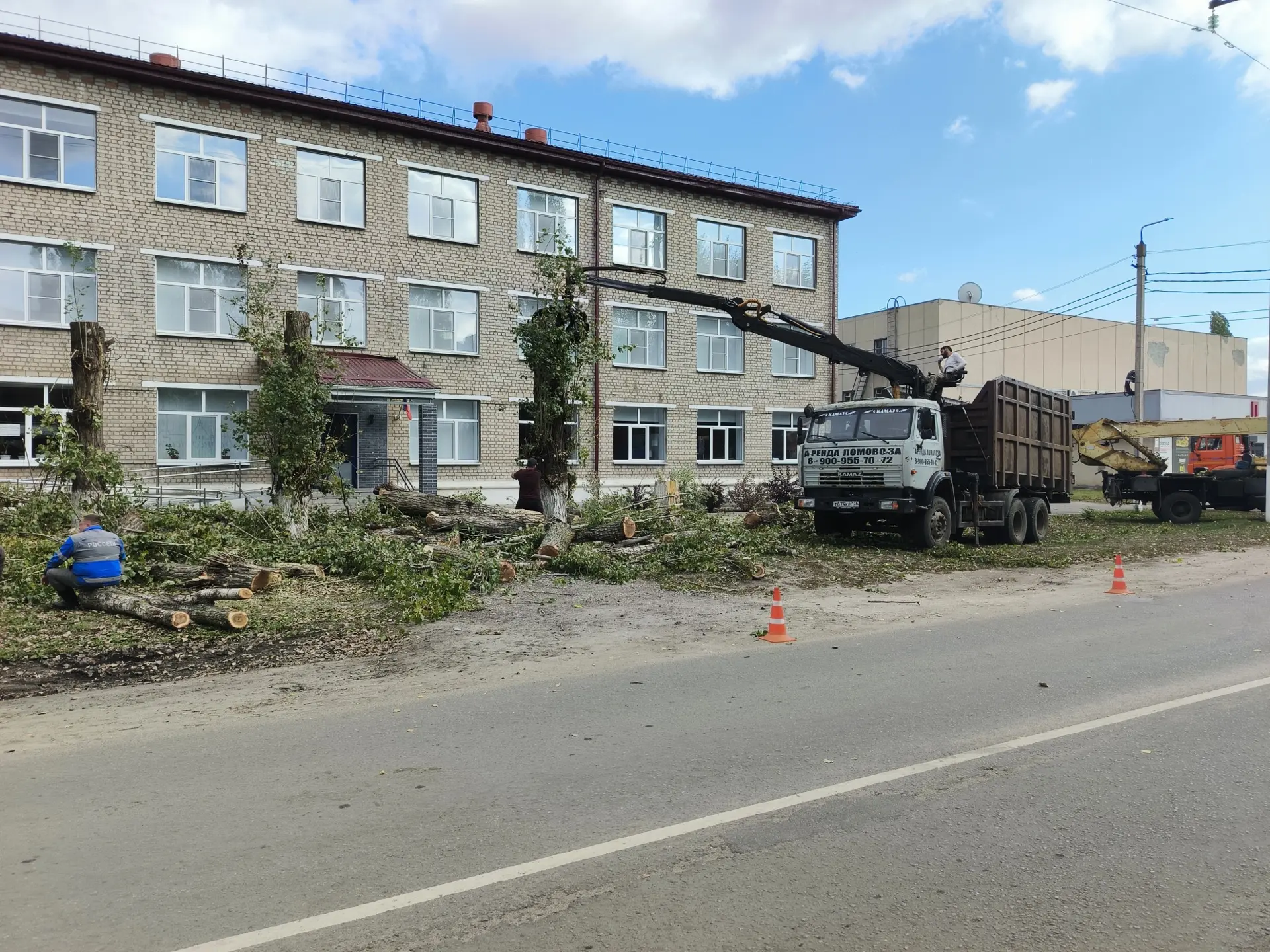 Жители Борисоглебска могли заметить спецтехнику и рабочих на улице Бланской.