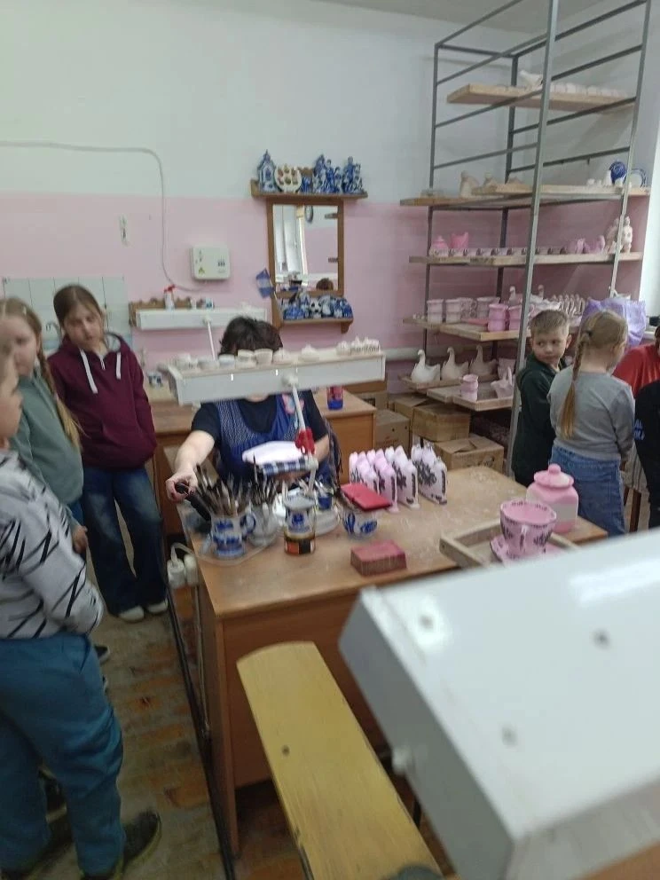 Во время весенних каникул ученики 2 Г класса совершили увлекательную экскурсию на производство «Гала