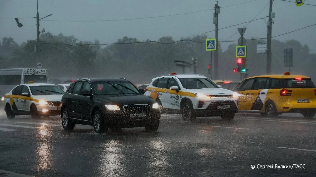 Аккуратнее за рулем: Дептранс Москвы рекомендовал водителям соблюдать повышенную осторо...