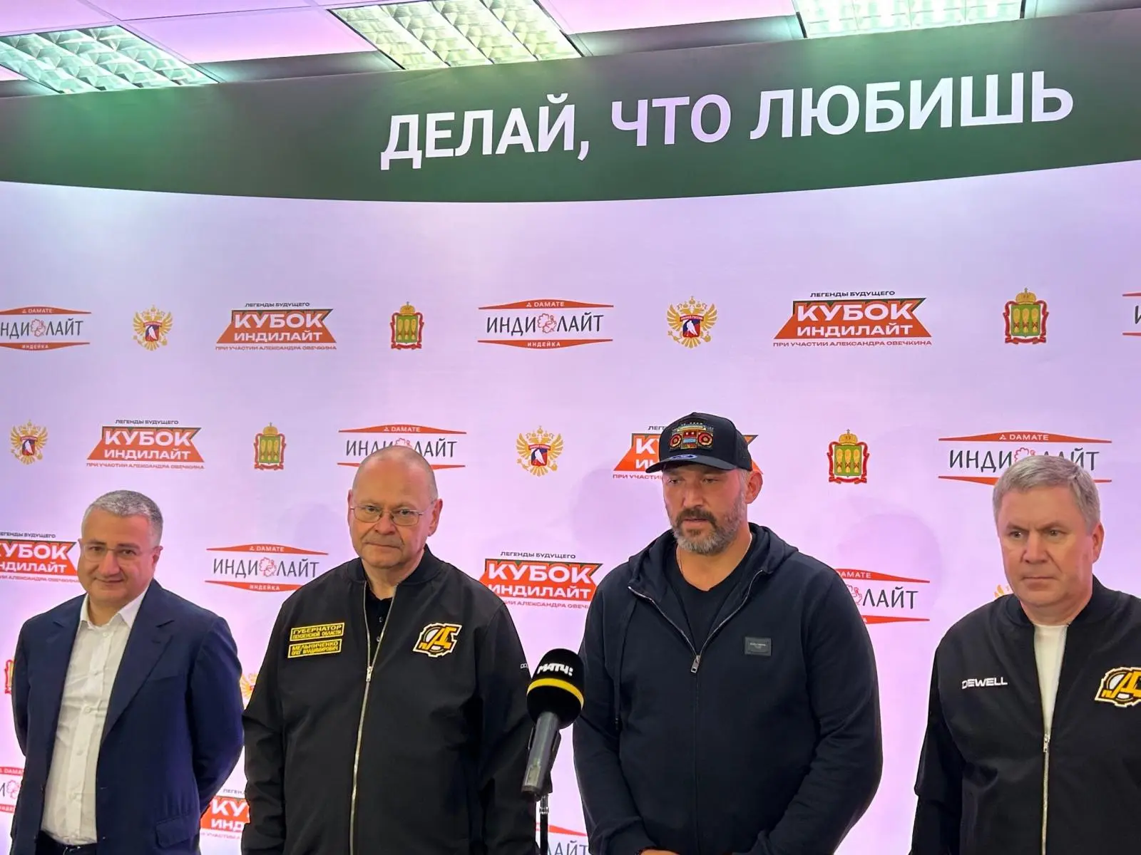 В Пензу приехал легендарный хоккеист Александр Овечкин! Фанаты собрались, чтобы встретиться со спорт