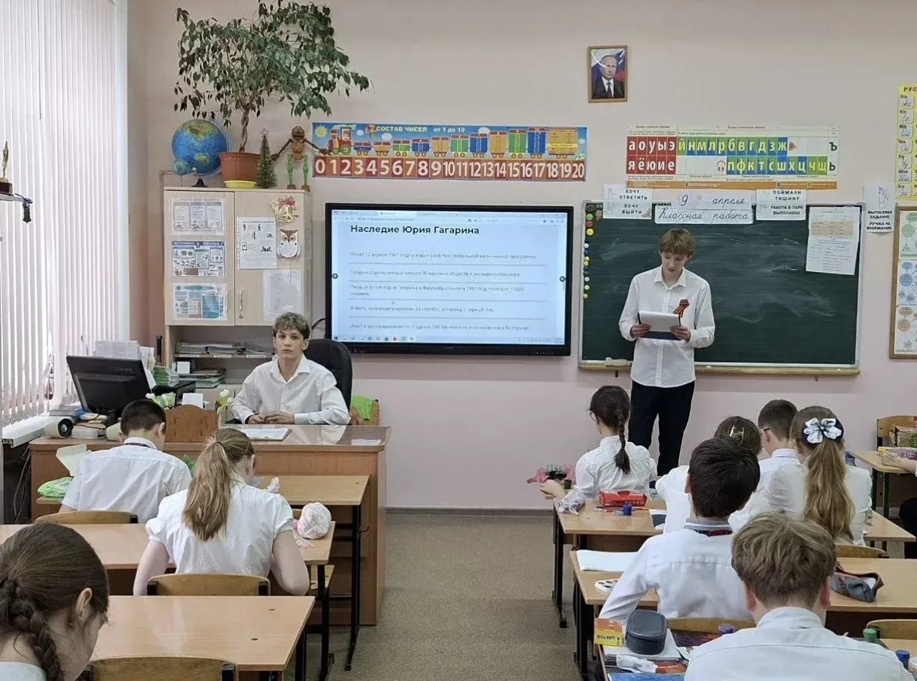 🪐В МБОУ «Школа-лицей» №3 им.А.С. Макаренко» прошли классные часы «12 апреля - День космонавтики», по