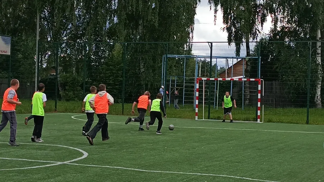 ⚽️ Спорт — друг молодежи! ⚽️
✨Ребята профильных отрядов лагеря «Дружный» приняли участие в футбольно