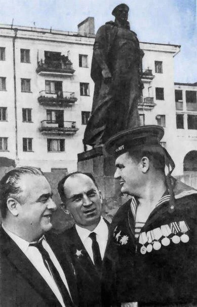 Владимир Никитович Кайда, морской пехотинец. Прославился тем, что убивал немцев ударом кулака по кас