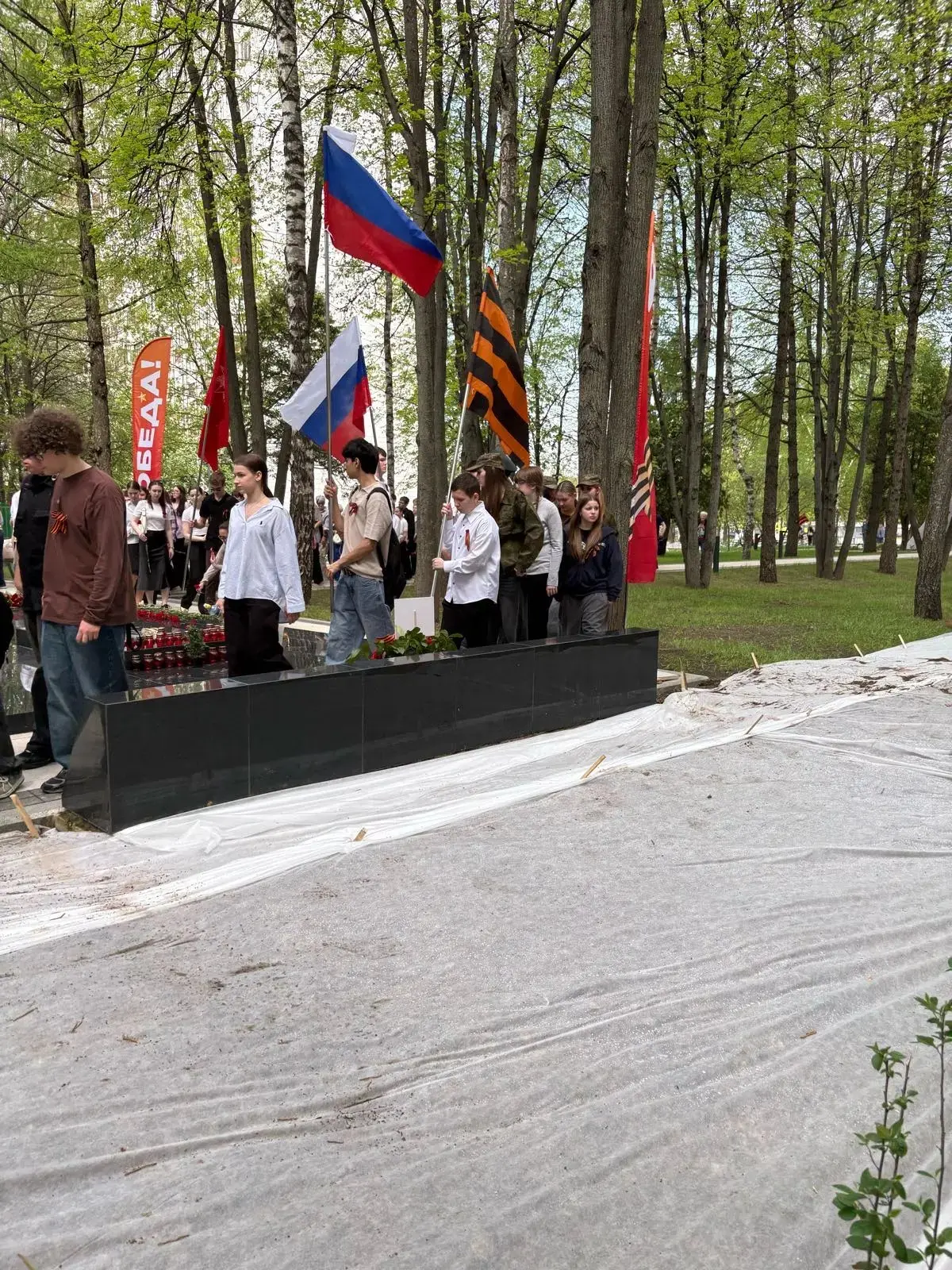 «Возложите цветы на могилу солдата, Он за нас воевал под Москвой когда-то. Возложите цветы и колено 