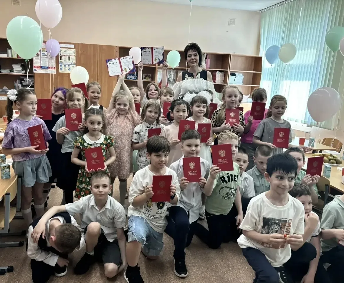 ✨ Прощай, 1 класс! ✨  Наши первоклассники успешно завершили свой первый учебный год! Каждый класс по