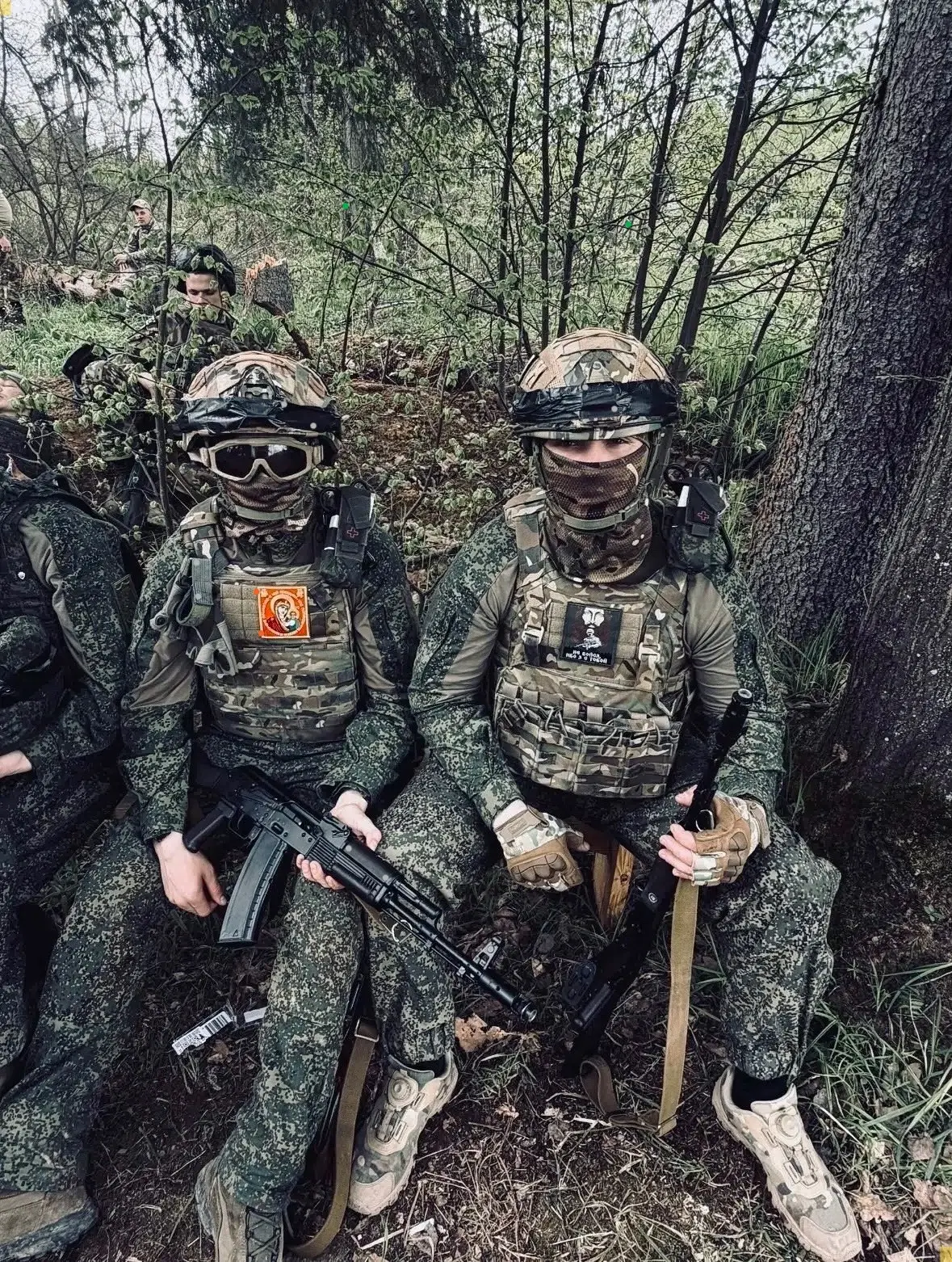 Перевели дух, скоро снова в дело. Если узнаёте — передайте родным, что мы в порядке. До связи 🤙