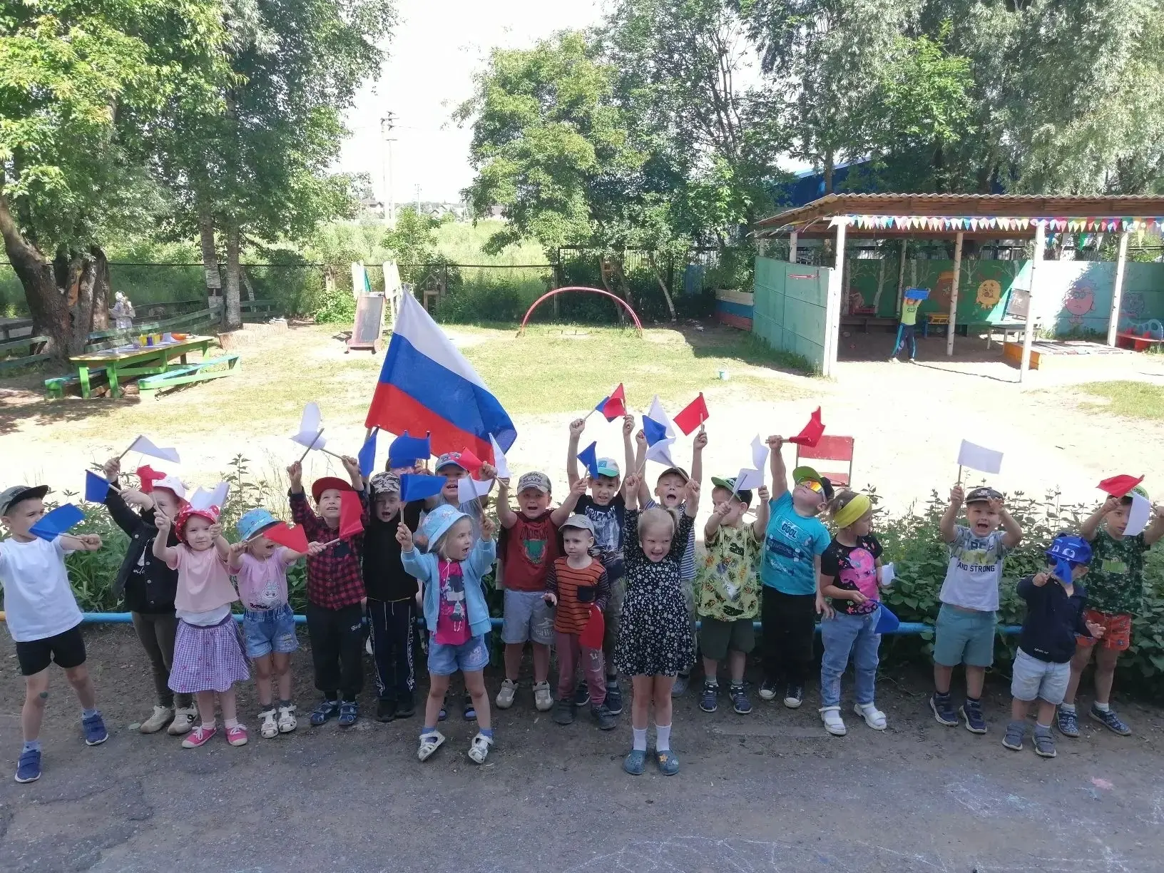Сегодня прошел флешмоб под девизом - "Вперёд- Россия!" посвященный Дню России🇷🇺.
Участие принимали