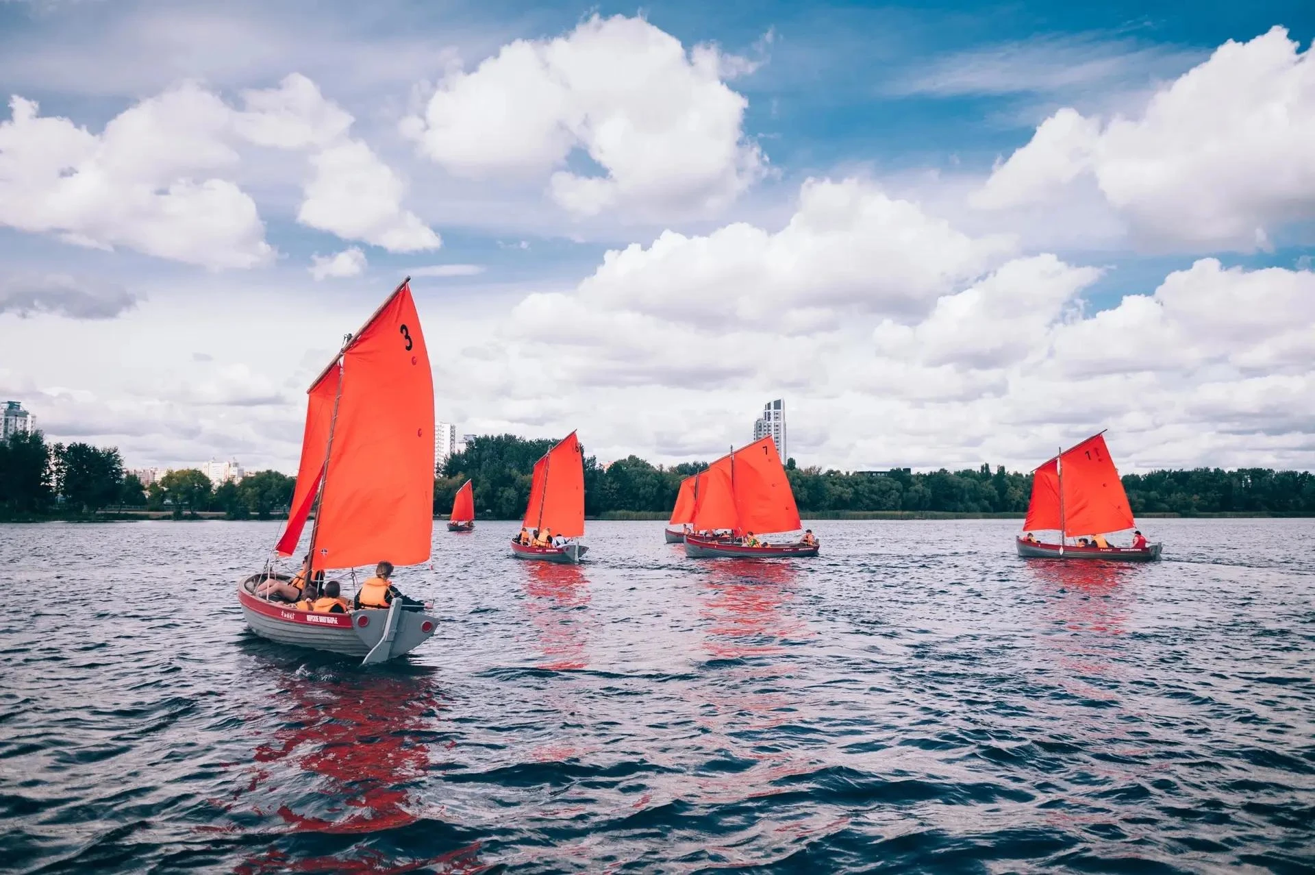 ⛵️ «Наблюдали с Петровского моста. Невероятно красивое зрелище!» — именно так зрители о...