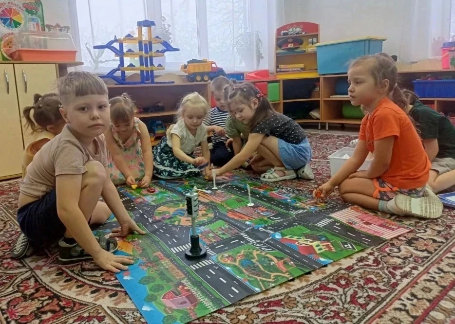 🚦На протяжении всего учебного года с воспитанниками группы 10 "Радостная" проводились ...
