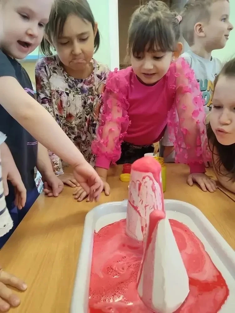 🔬 «Ужасно интересно всё то, что неизвестно!»  С 2 по 11 февраля в дошкольных зданиях нашей школы про