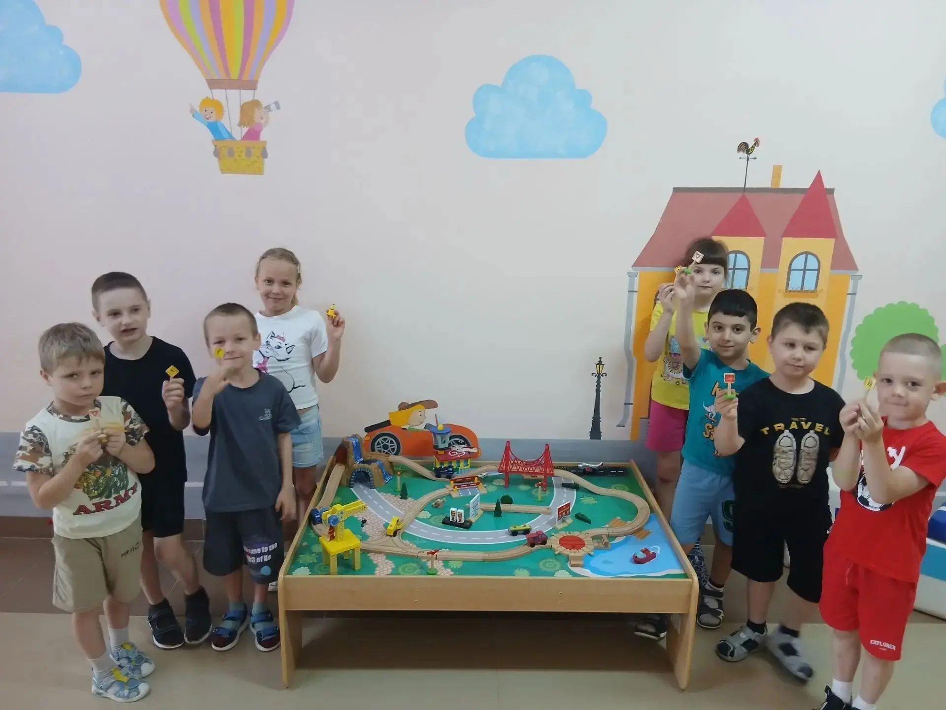 Лето весело встречай — правила дорожные знай и выполняй!
Лето — это время для прогулок, весёлых игр 