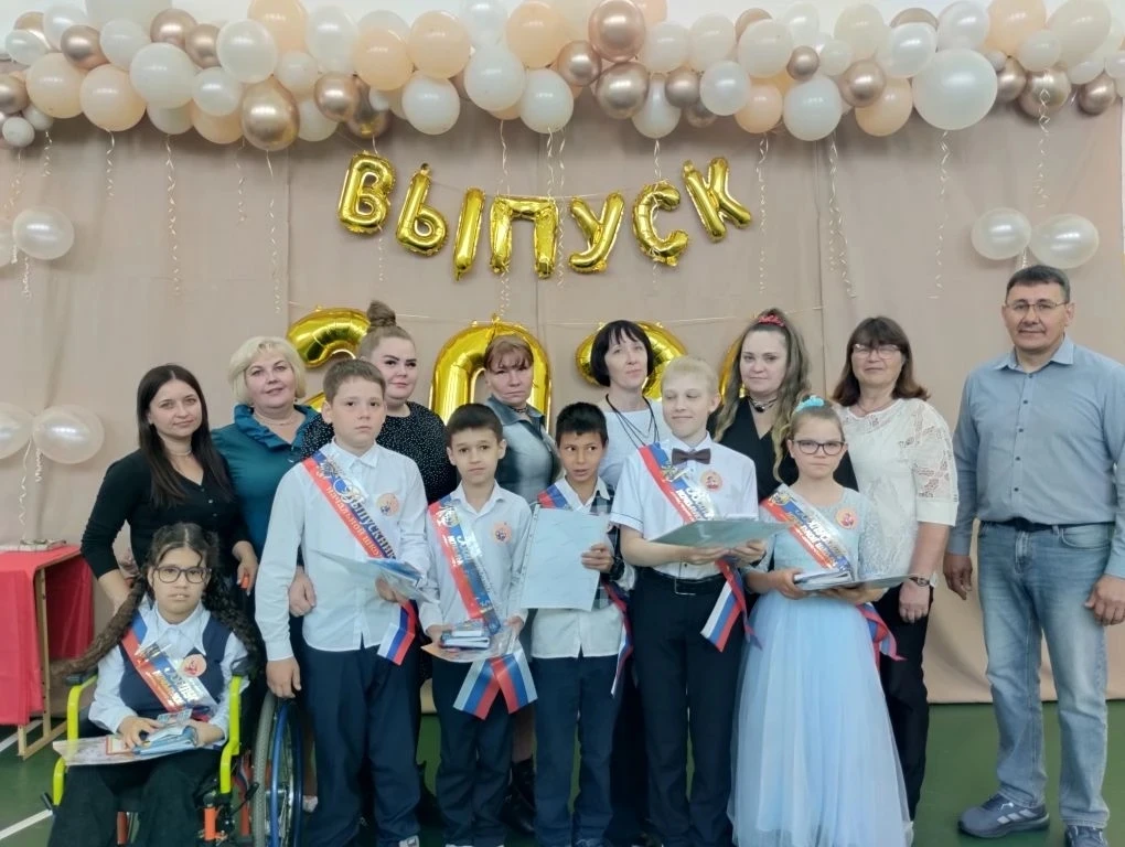 Четвероклассники Банновской школы попрощались с начальной школой на первом выпускном ве...