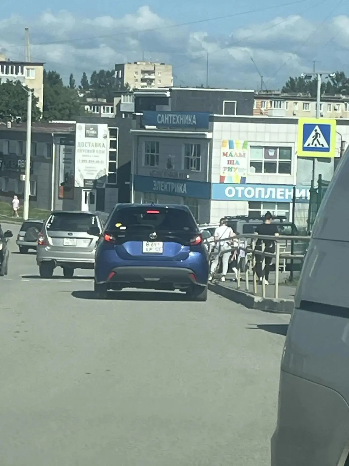 🚗 Дорога Курчатова у школы «Флагман» превратилась в стихийную парковку
