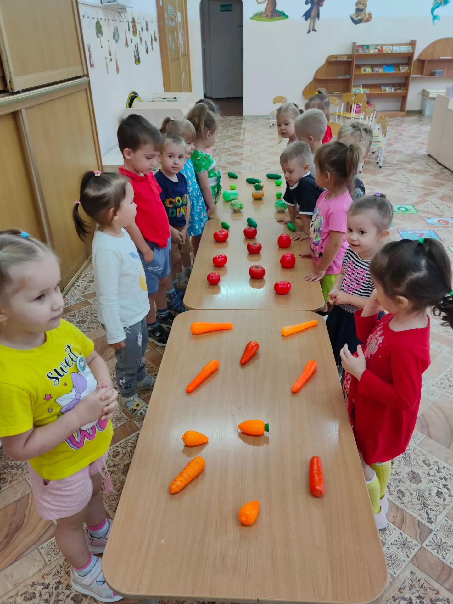 "В огород мы идём, урожай мы соберём!". Сегодня дети младшей группы собирали урожай ово...